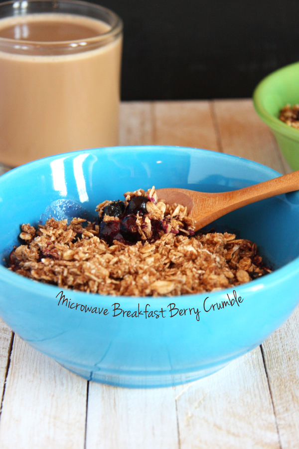 Healthy Microwave Mixed Berry Breakfast Crumble // 24 Carrot Life