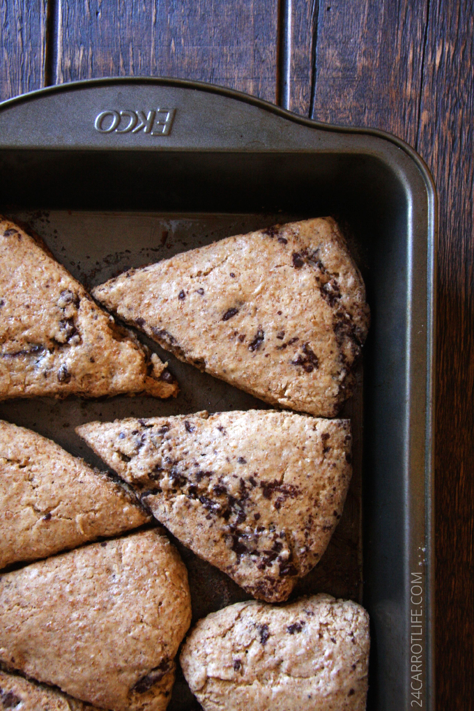 Whole Wheat Chai Chocolate Chip Scones // 24 Carrot Life #healthy #chocolate #breakfast