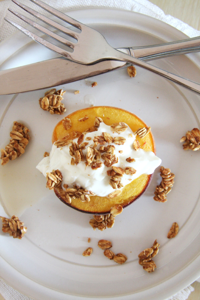 Honey Roasted Peaches // 24 Carrot Life #healthy #summer #greek yogurt
