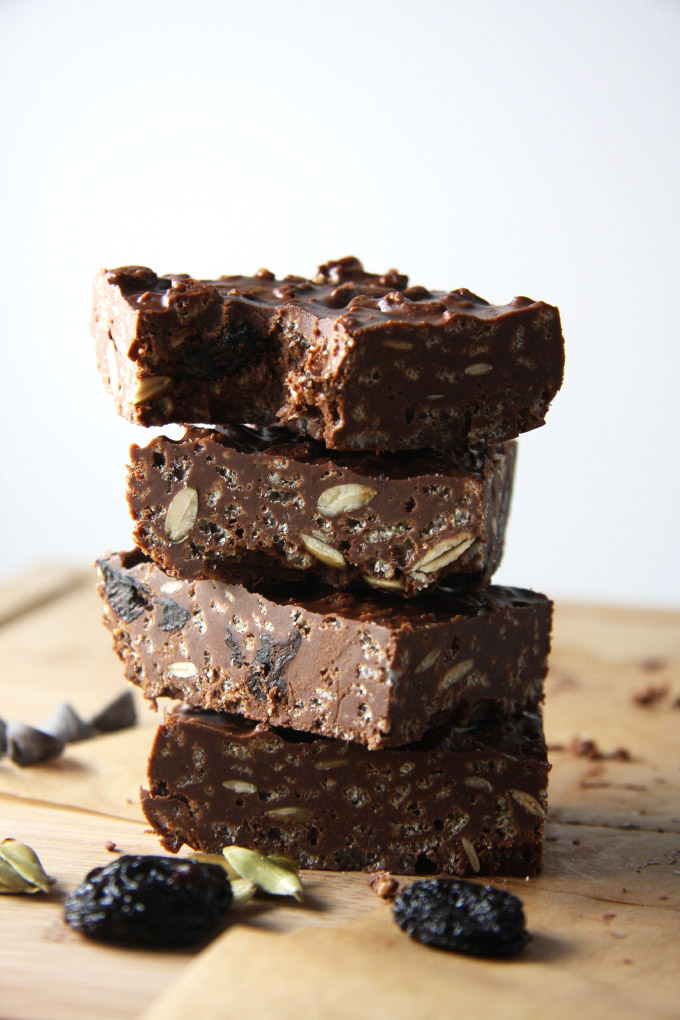 Chocolate Peanut Butter Fudge Squares // 24 Carrot Life #healthy #chocolate #peanutbutter