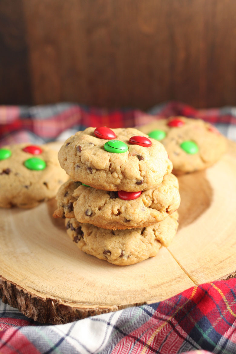 Peanut Butter M&M Cookies // @24carrotlife #healthy #peanutbutter #holidays #christmascookies